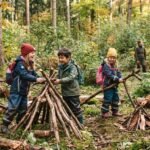 Im Wald spielende Kinder